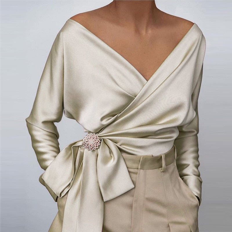 Veste enveloppe en or élégant de Jolie pour une allure stylée.