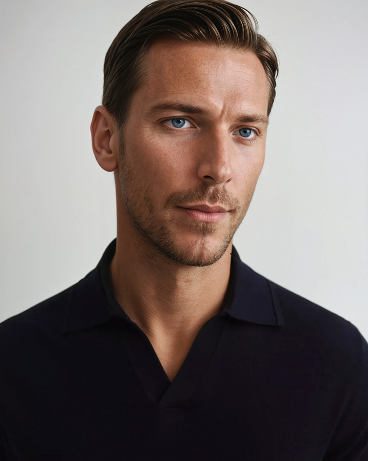 Polo noire élégante sans boutons pour un look beau et confortable.