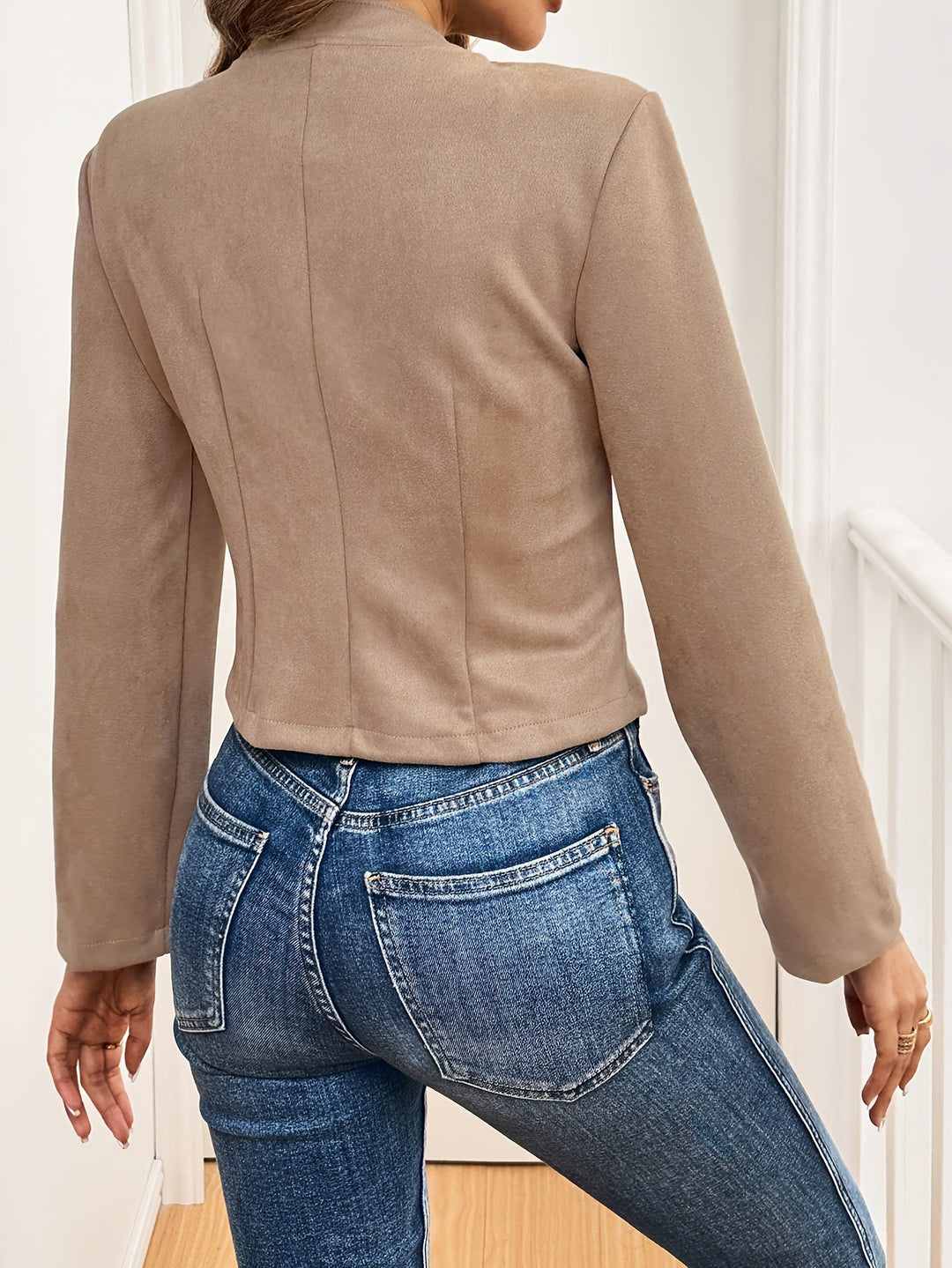 Maija | Veste élégante pour femmes avec un détail de bouton stylé en suède synthétique et double rangée de boutons.