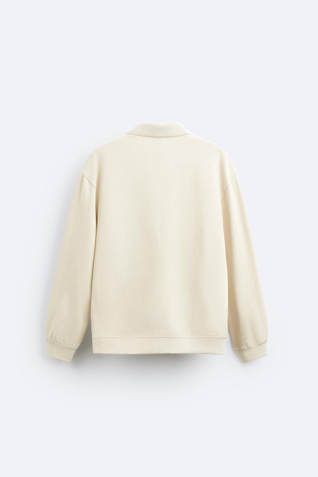 Pull-over beige élégant avec col polo pour une allure décontractée et chic.