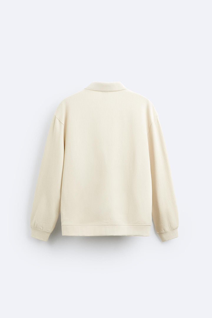 Pull-over beige élégant avec col polo pour une allure décontractée et chic.