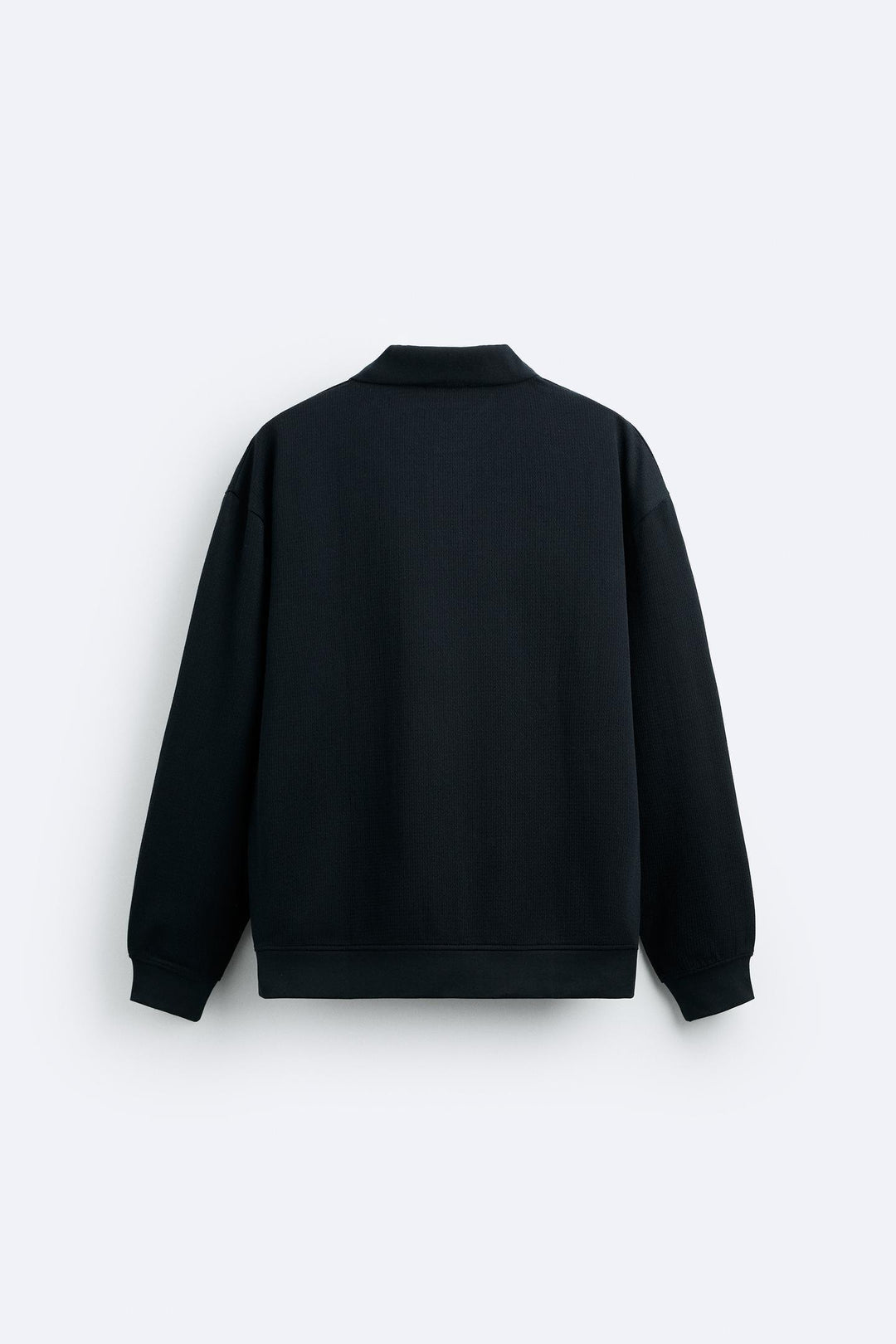 Pull-over beige élégant avec col polo pour une allure décontractée et chic.