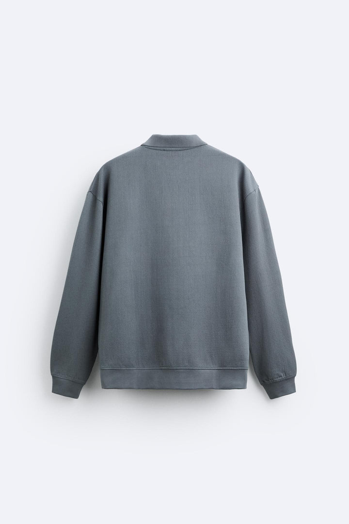 Pull-over beige élégant avec col polo pour une allure décontractée et chic.