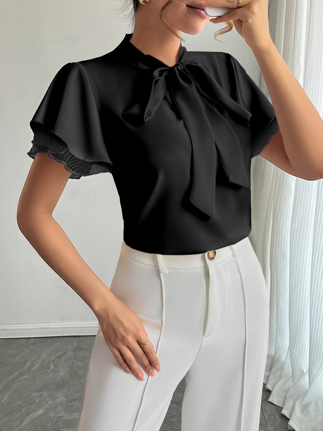 Xanthe | Blouse élégante à manches courtes, avec un col lacé raffiné et des volants délicats pour femmes.