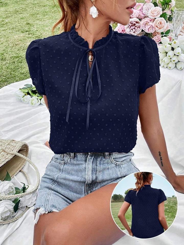 Raven | Blouse Élégante et Stylée avec Col Nœud, Manches Bouffantes et Détails Œillets
