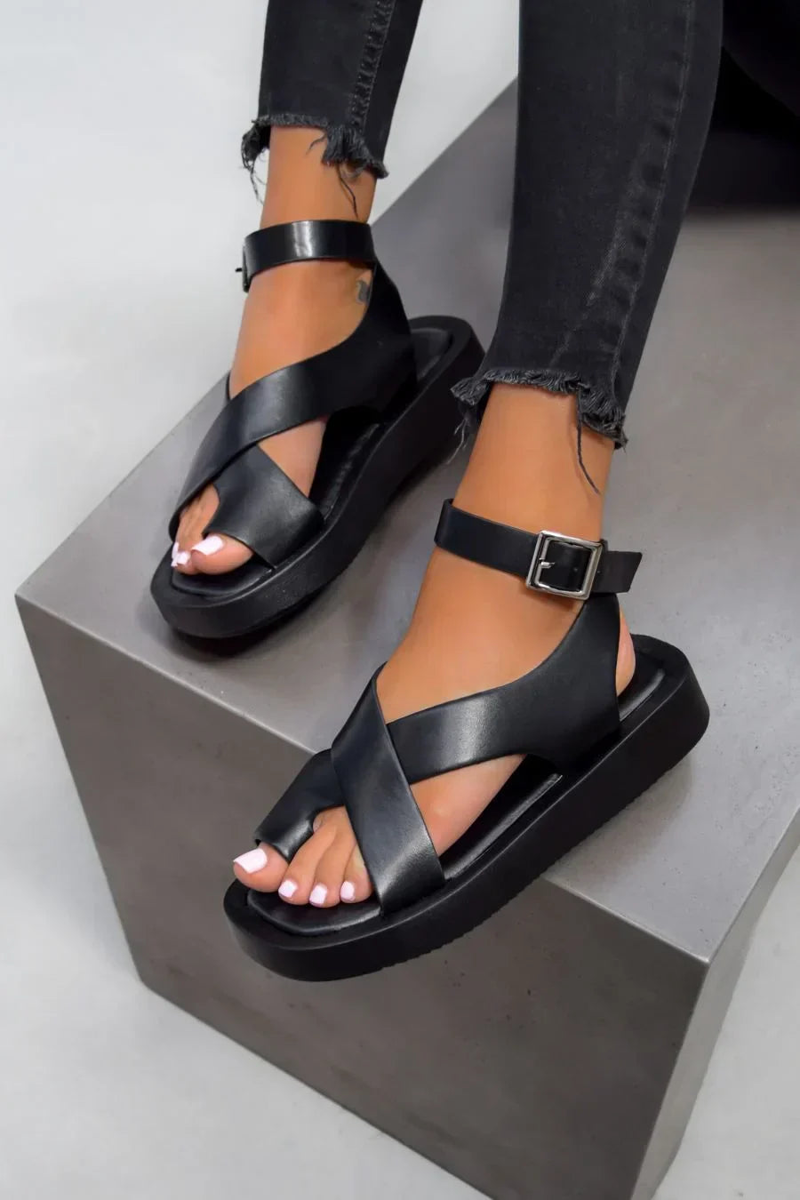 Sandales Femme Chloe avec fermeture croisée et semelle compensée luxueuse