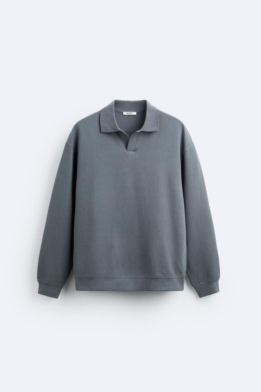 Pull-over beige élégant avec col polo pour une allure décontractée et chic.