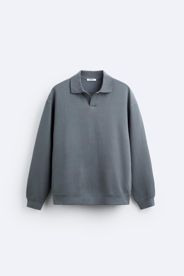Pull-over beige élégant avec col polo pour une allure décontractée et chic.