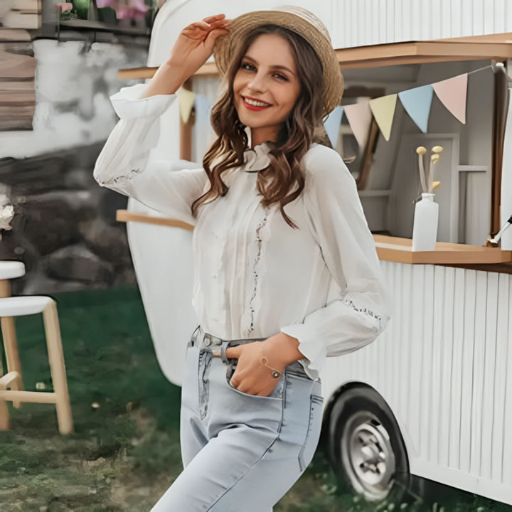 Blouse élégante Mirjeta pour femme avec des détails brodés et des manches longues.