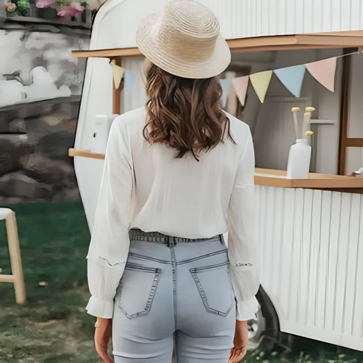 Blouse élégante Mirjeta pour femme avec des détails brodés et des manches longues.