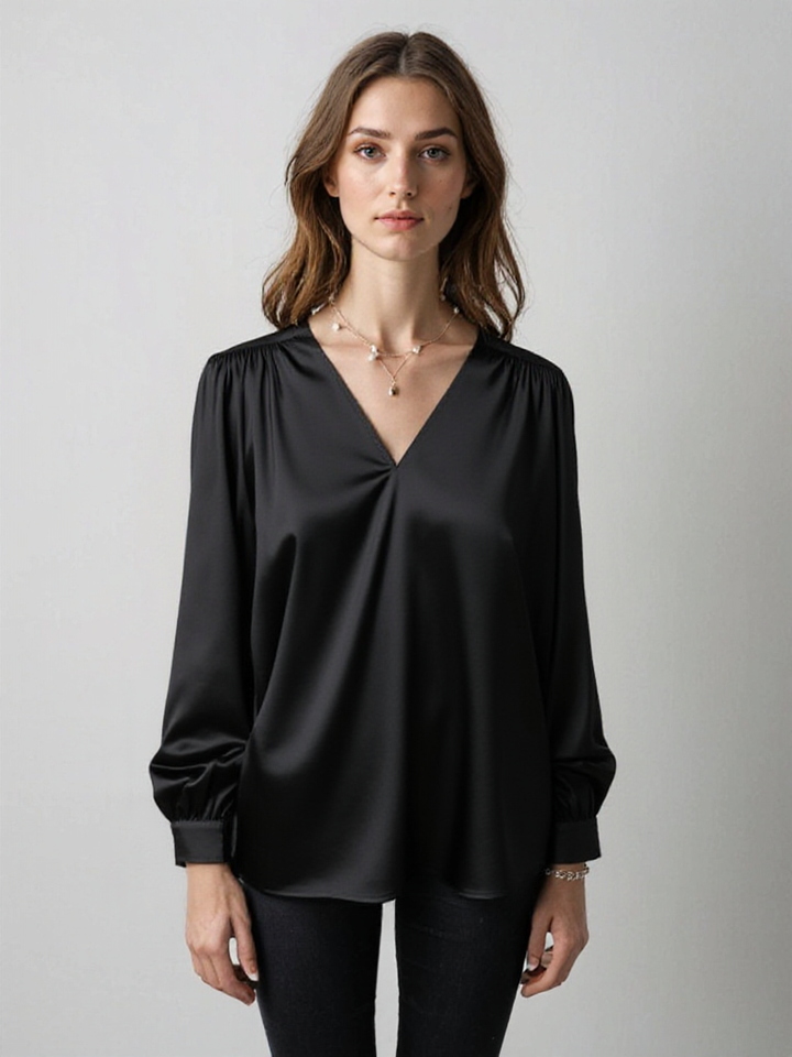 Blouse Tessa en satin noir élégant avec détails plissés stylés.