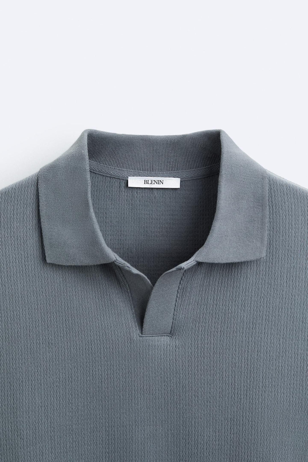 Pull-over beige élégant avec col polo pour une allure décontractée et chic.