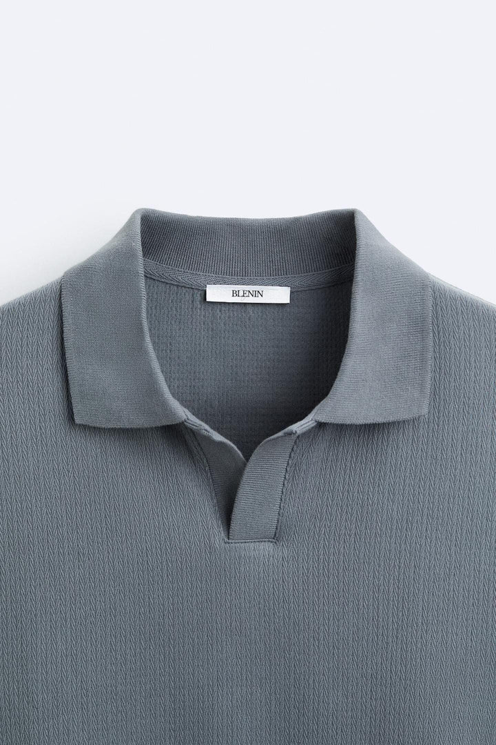 Pull-over beige élégant avec col polo pour une allure décontractée et chic.