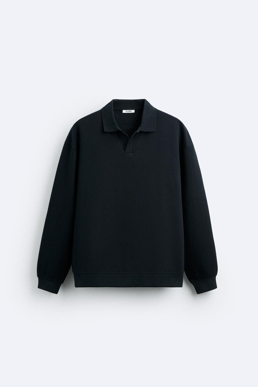 Pull-over beige élégant avec col polo pour une allure décontractée et chic.