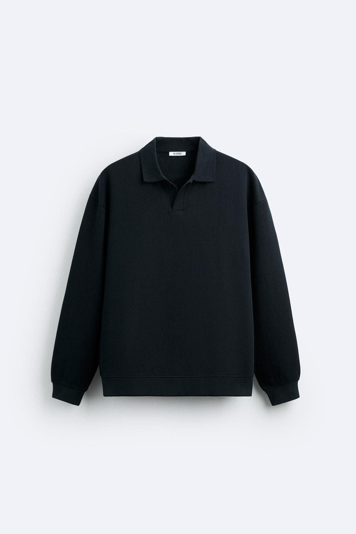 Pull-over beige élégant avec col polo pour une allure décontractée et chic.