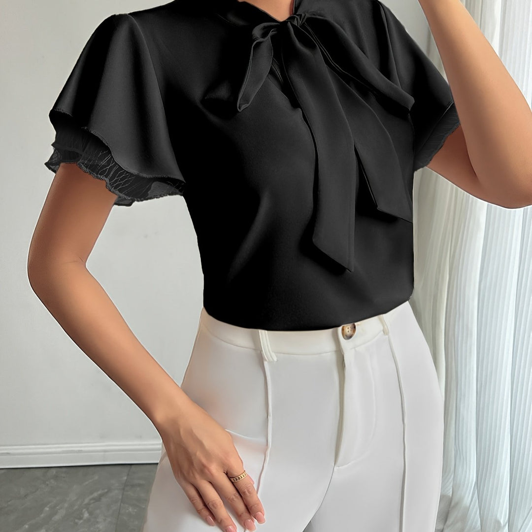 Xanthe | Blouse élégante à manches courtes, avec un col lacé raffiné et des volants délicats pour femmes.