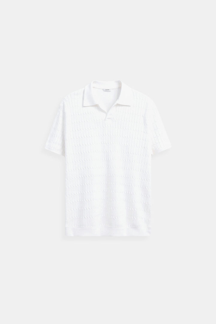 Polo en maille blanche élégante avec un motif de structure raffiné.