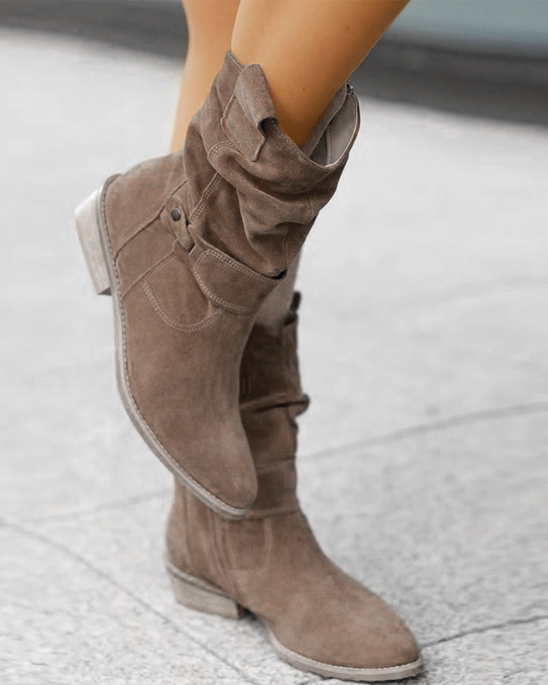Bottines en suede élégantes avec un talon bas chic et une fermeture éclair pratique.