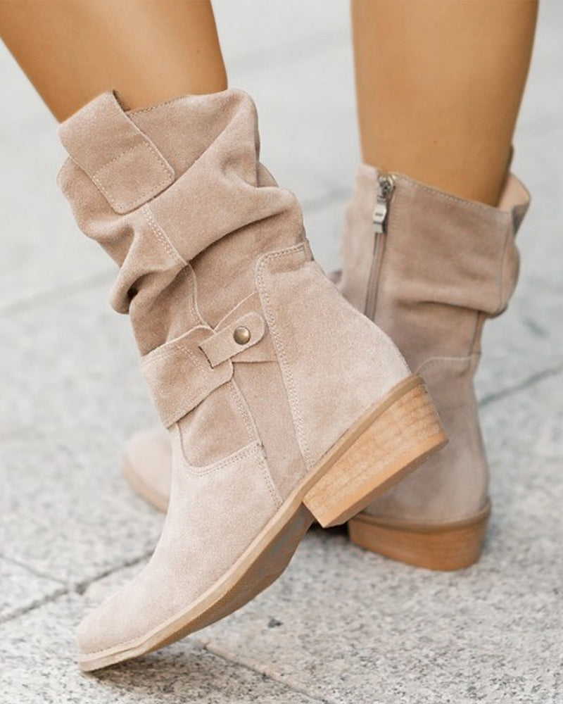 Bottines en suede élégantes avec un talon bas chic et une fermeture éclair pratique.