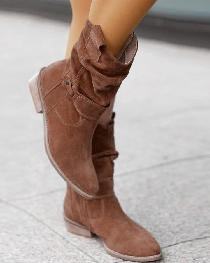 Bottines en suede élégantes avec un talon bas chic et une fermeture éclair pratique.