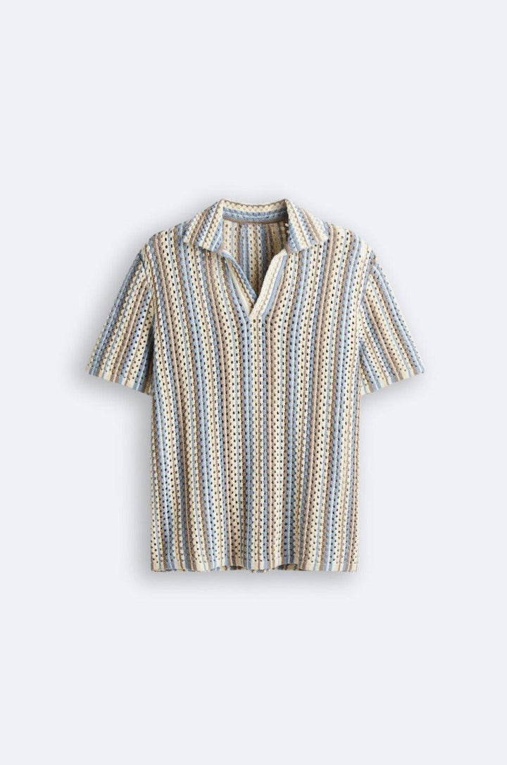 Polo en crochet légère et élégante avec un motif rayé moderne pour un look frais.