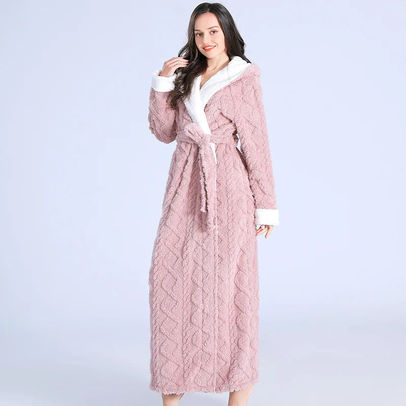 Delora - Peignoir en polaire chaud et confortable avec capuche pour femmes, pour un moment de détente ultime.