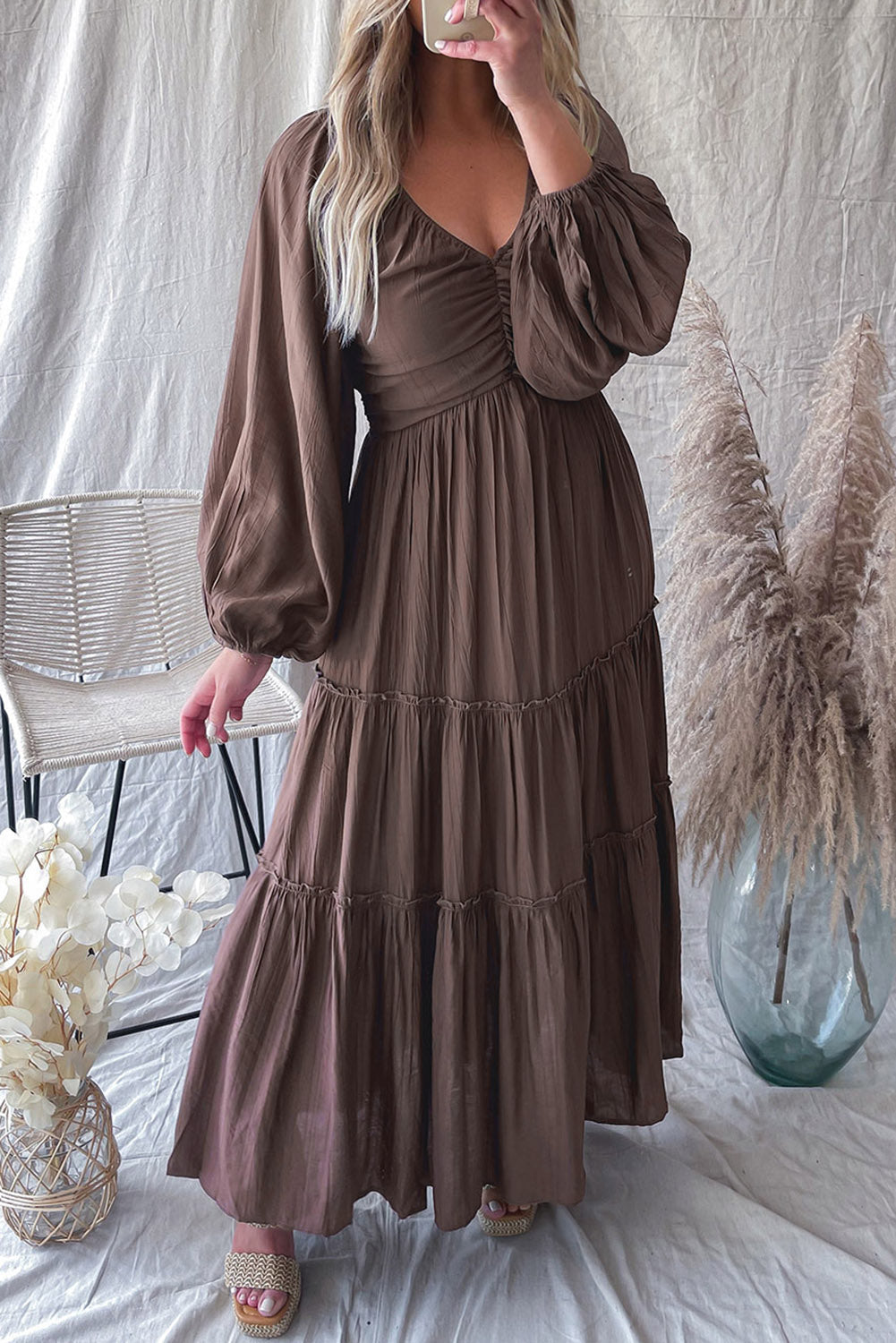 Dressing gown maxi élégante Alessia à décolleté en V avec détail de noeud et effet frange pour un look sophistiqué.