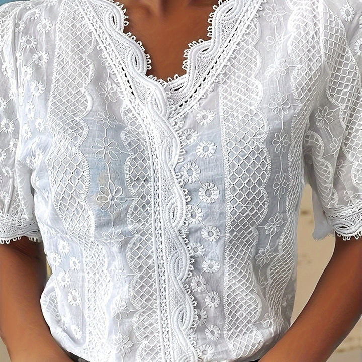 Blouse Femme Soleil avec décolleté en V, manches courtes et élégants volants au col.