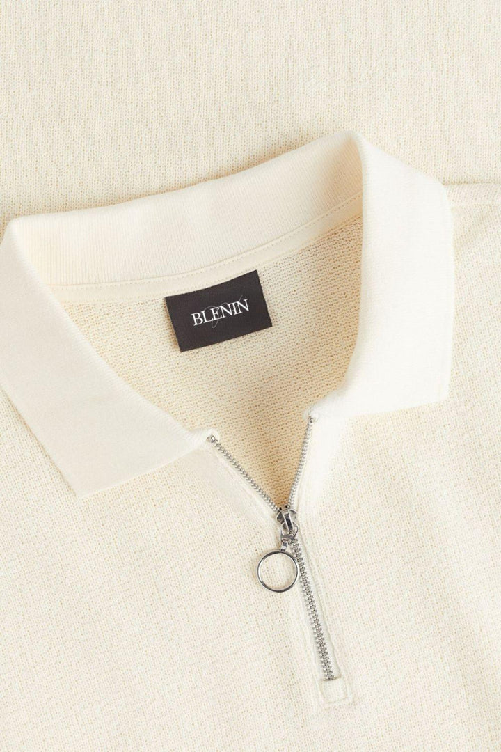 Polo jersey modern et stylée avec fermeture éclair pour un look élégant.