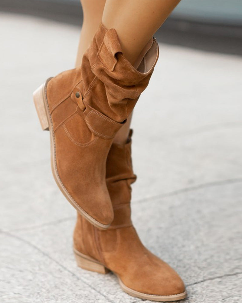 Bottines en suede élégantes avec un talon bas chic et une fermeture éclair pratique.