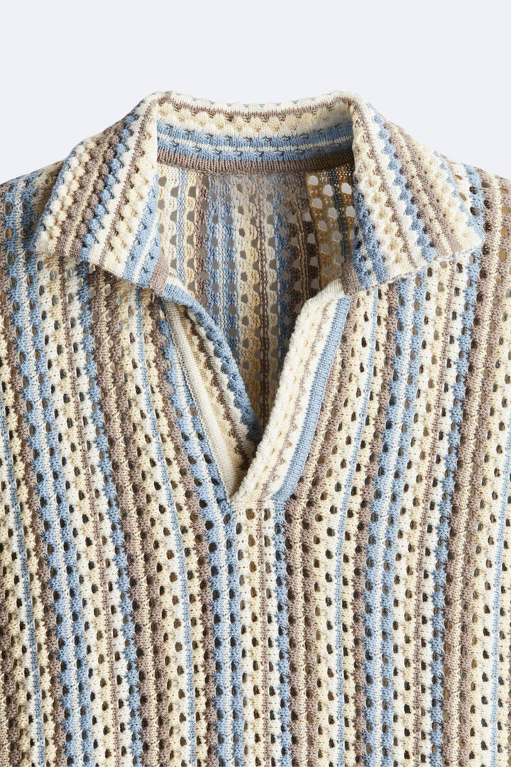 Polo en crochet légère et élégante avec un motif rayé moderne pour un look frais.