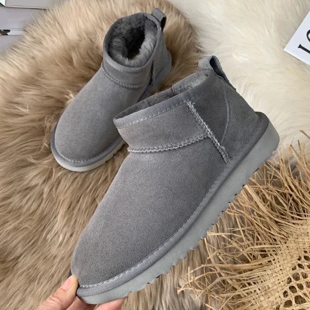 Bottines élégantes en suede doublées pour femmes, alliant confort et style pour l'hiver.