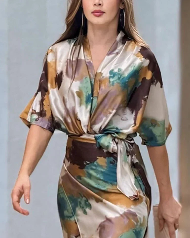 Olga | Élégante robe de chambre portefeuille en satin avec un imprimé tie-dye tendance