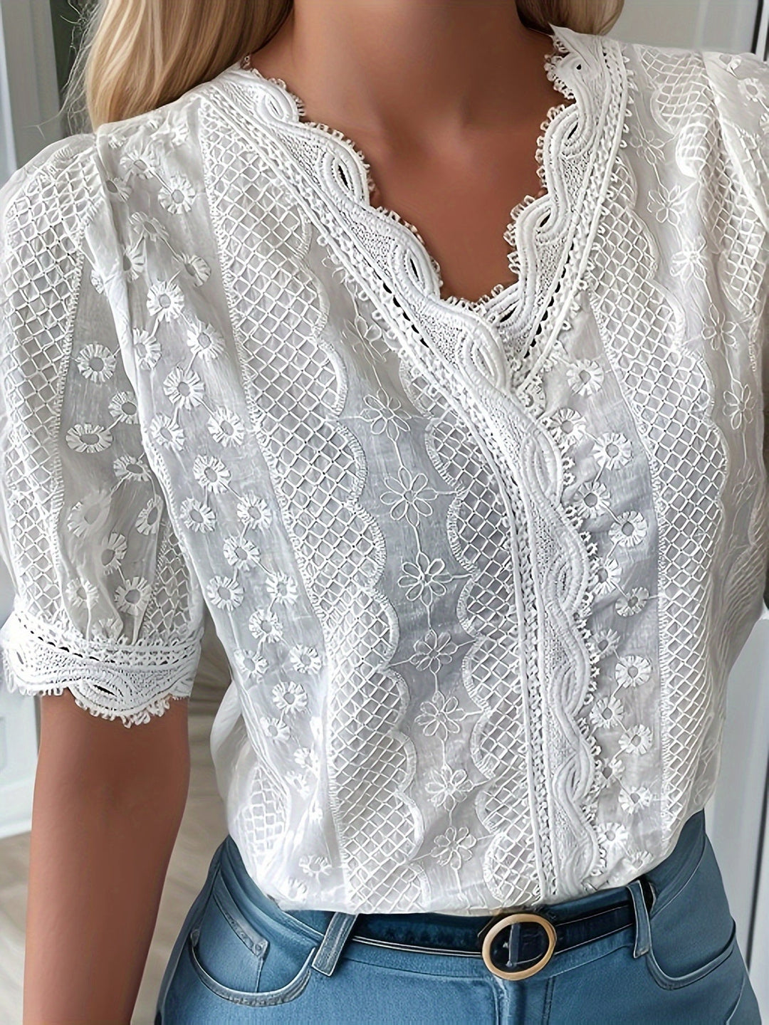 Blouse Femme Soleil avec décolleté en V, manches courtes et élégants volants au col.