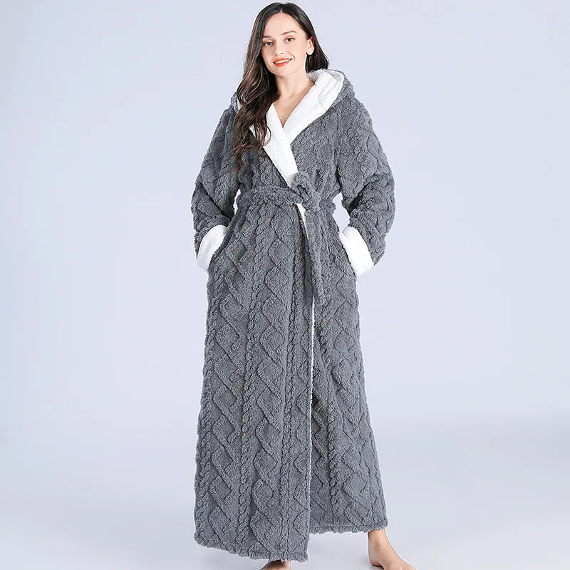 Delora - Peignoir en polaire chaud et confortable avec capuche pour femmes, pour un moment de détente ultime.