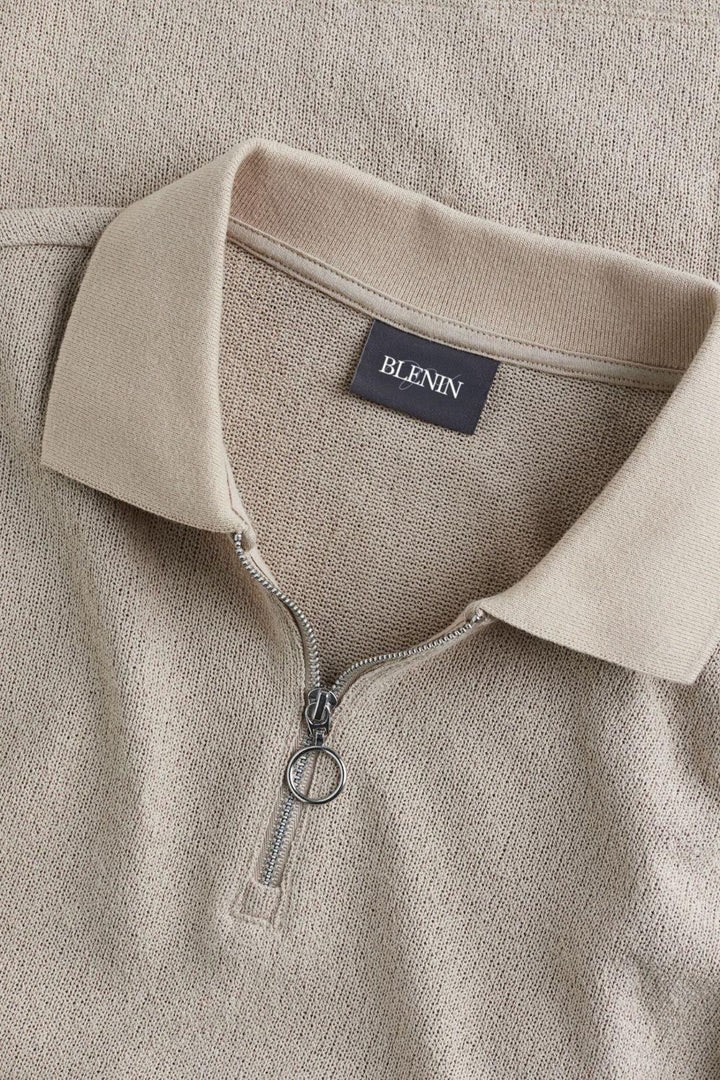 Polo jersey modern et stylée avec fermeture éclair pour un look élégant.