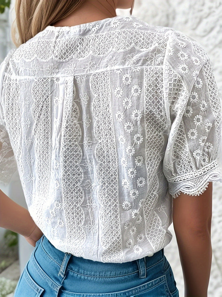 Blouse Femme Soleil avec décolleté en V, manches courtes et élégants volants au col.