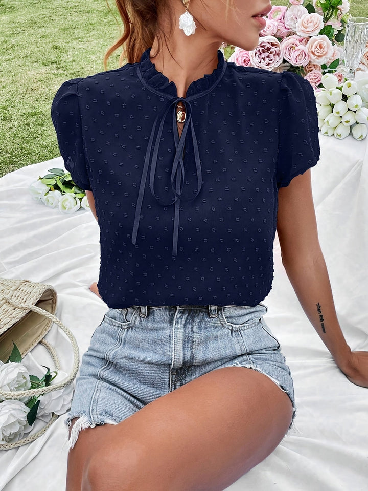 Raven | Blouse Élégante et Stylée avec Col Nœud, Manches Bouffantes et Détails Œillets