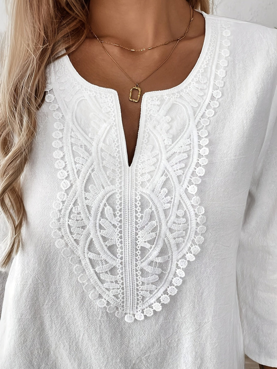 Kaari | Élégante Blouse Vintage Boho à Col V pour Femmes avec Manches 3/4, Détail en Dentelle Charmant en Blanc Frais