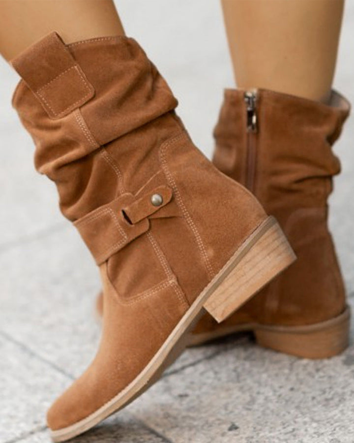 Bottines en suede élégantes avec un talon bas chic et une fermeture éclair pratique.