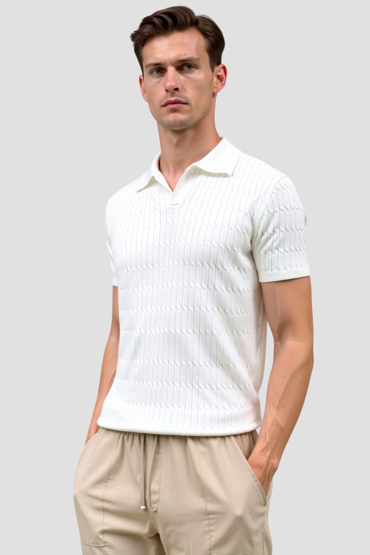 Polo en maille blanche élégante avec un motif de structure raffiné.