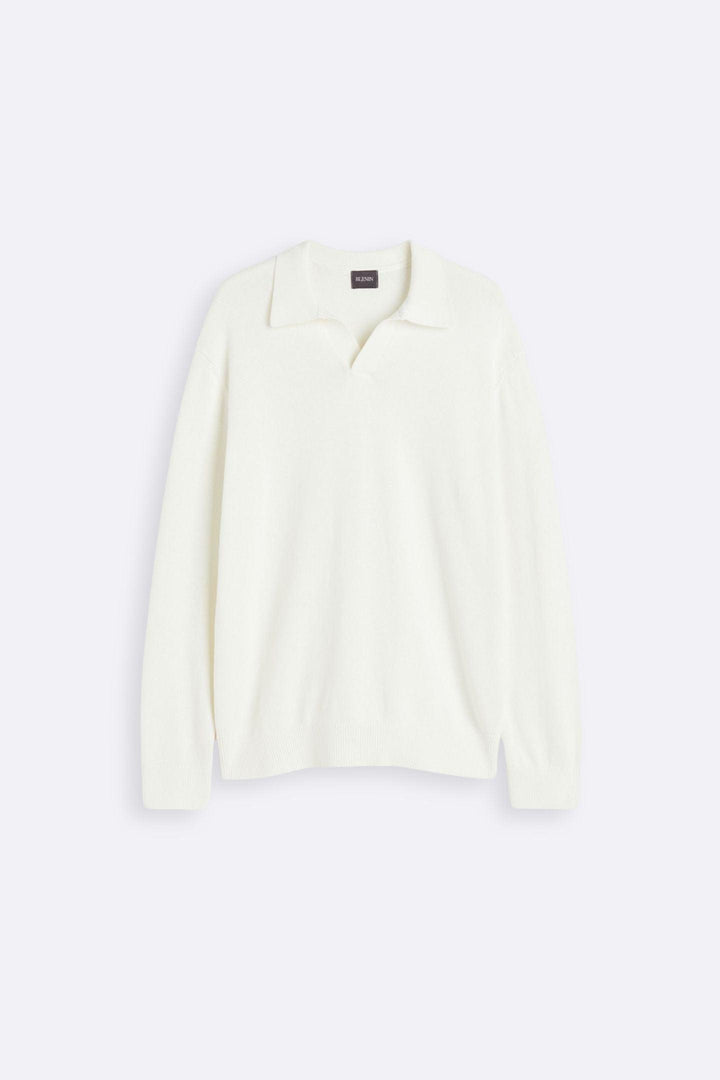 Pull élégant et stylé avec col ouvert pour un look raffiné.