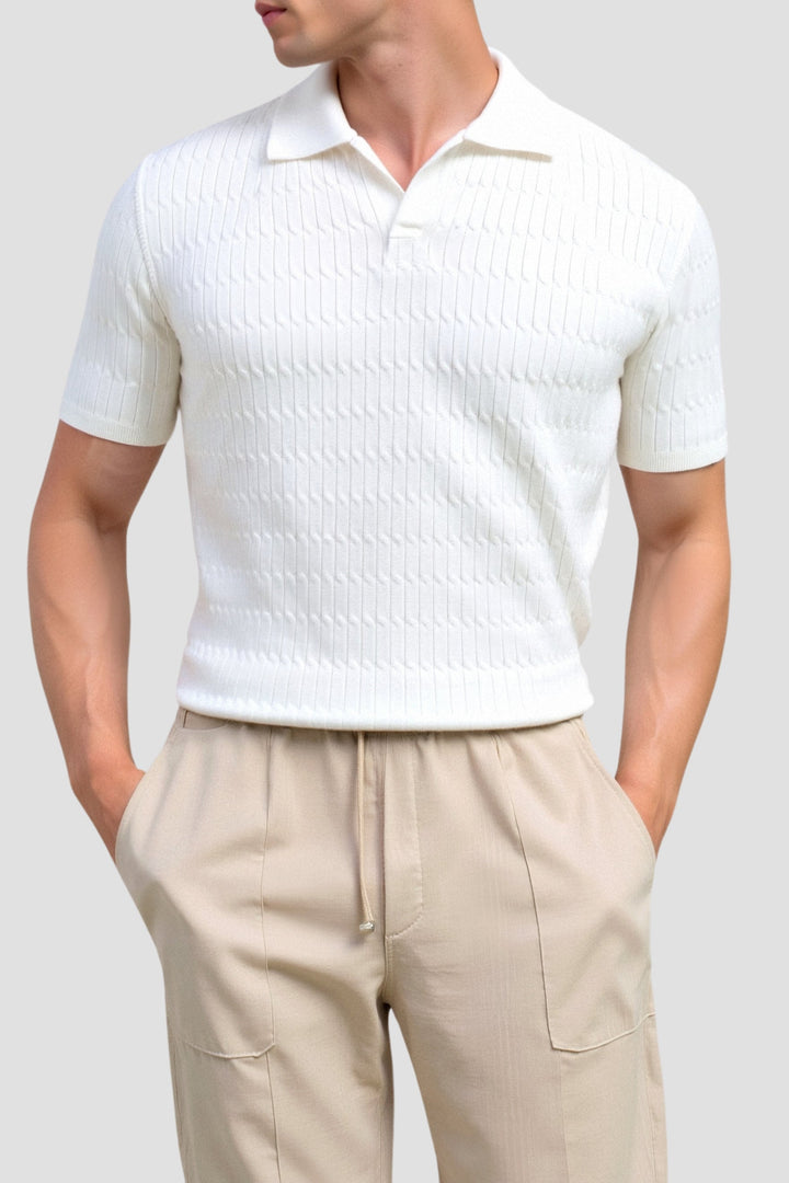 Polo en maille blanche élégante avec un motif de structure raffiné.