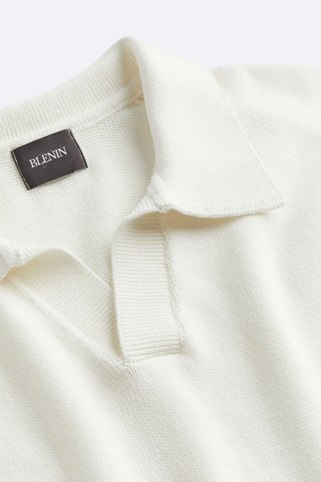 Pull élégant et stylé avec col ouvert pour un look raffiné.
