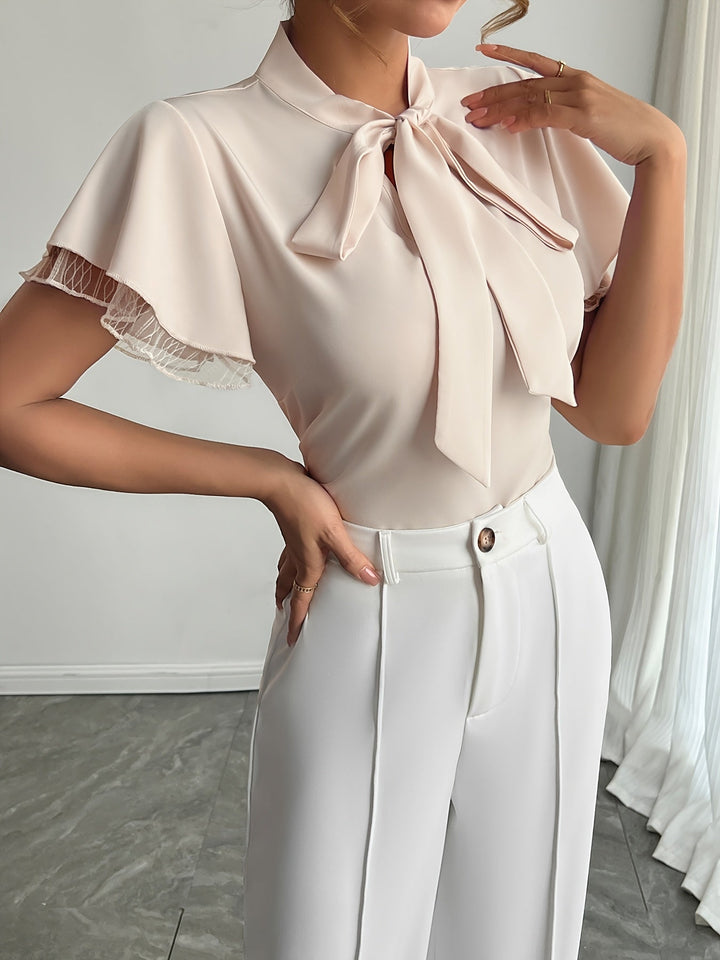 Xanthe | Blouse élégante à manches courtes, avec un col lacé raffiné et des volants délicats pour femmes.
