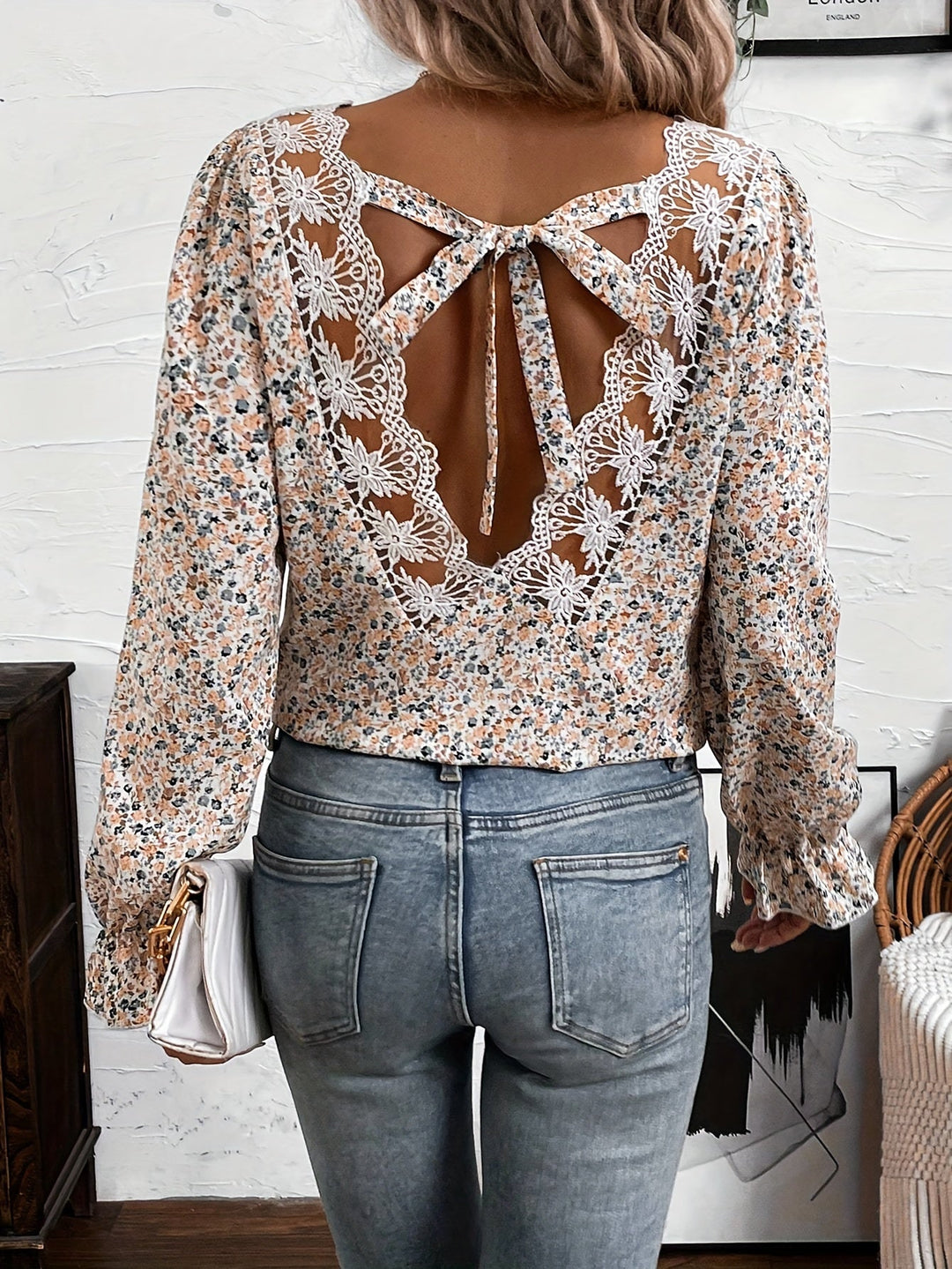 Eglantine | Blouse à imprimé floral chic avec décolleté en V et détail de nœud en dentelle, élégant design à dos bas.