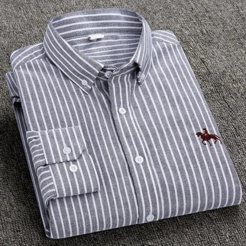 Chemise Oxford classique élégante avec des détails subtils pour un style raffiné.
