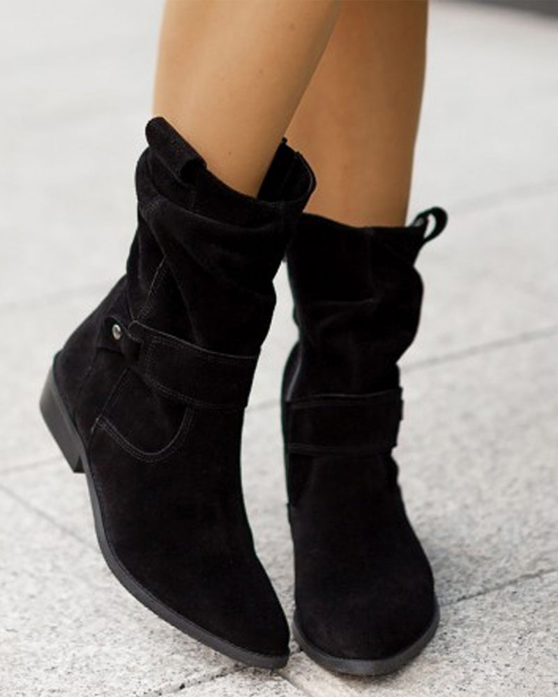 Bottines en suede élégantes avec un talon bas chic et une fermeture éclair pratique.