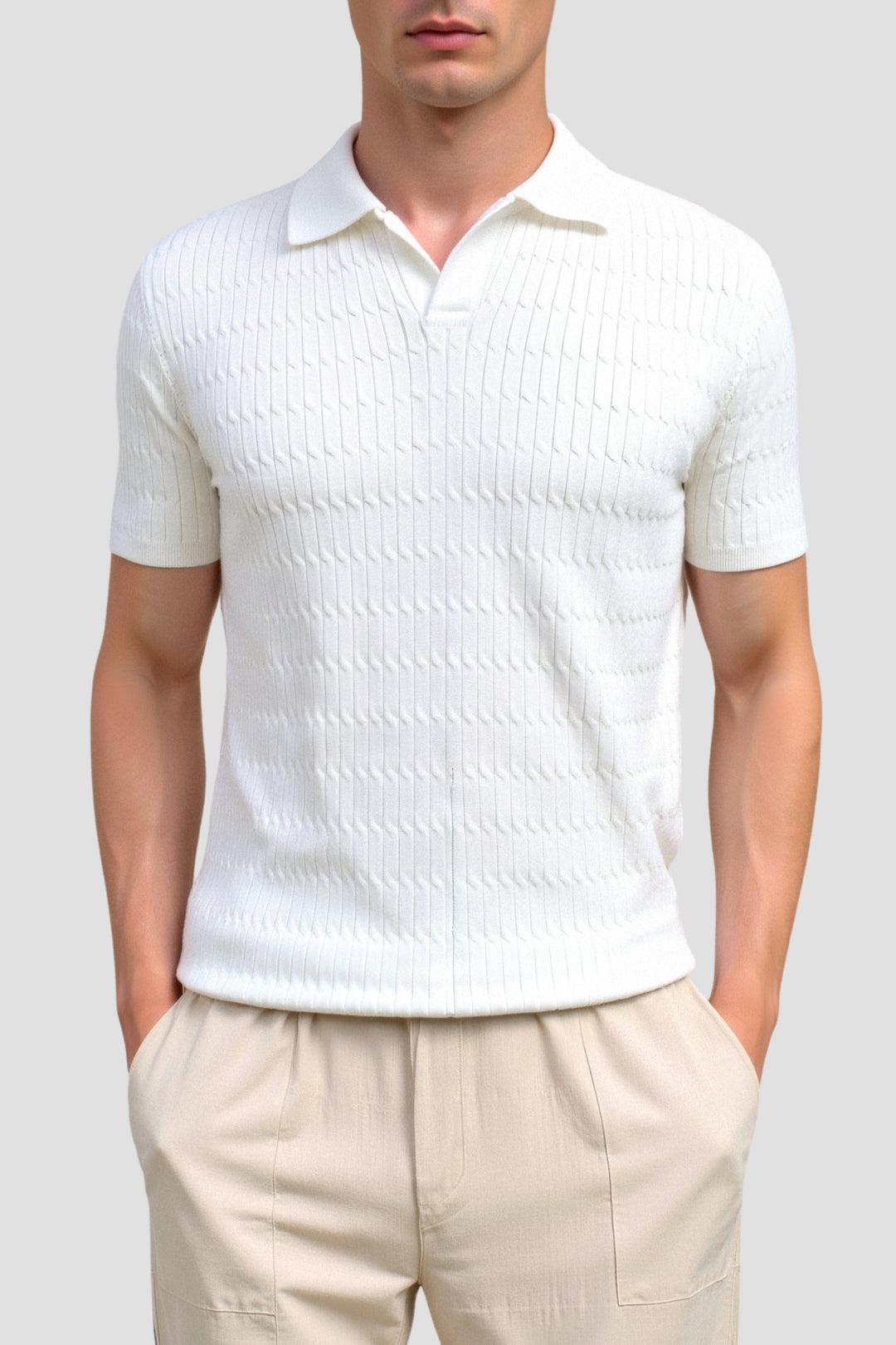 Polo en maille blanche élégante avec un motif de structure raffiné.