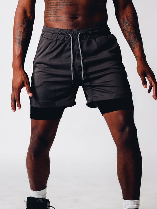Shorts de fitness pour hommes avec double couche pour un confort accru